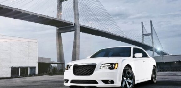 Chrysler 300 SRT-8: immagini ufficiali e dati tecnici