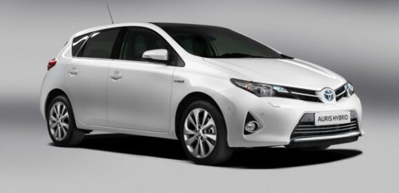 Nuova Toyota Auris: prime immagini ufficiali e caratteristiche della nuova compatta giapponese