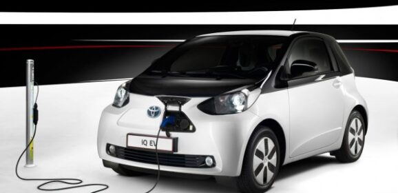 Toyota iQ EV: prime immagini della versione elettrica della citycar giapponese