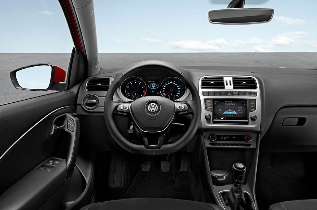 Volkswagen Polo Restyling 2014 interni (1)