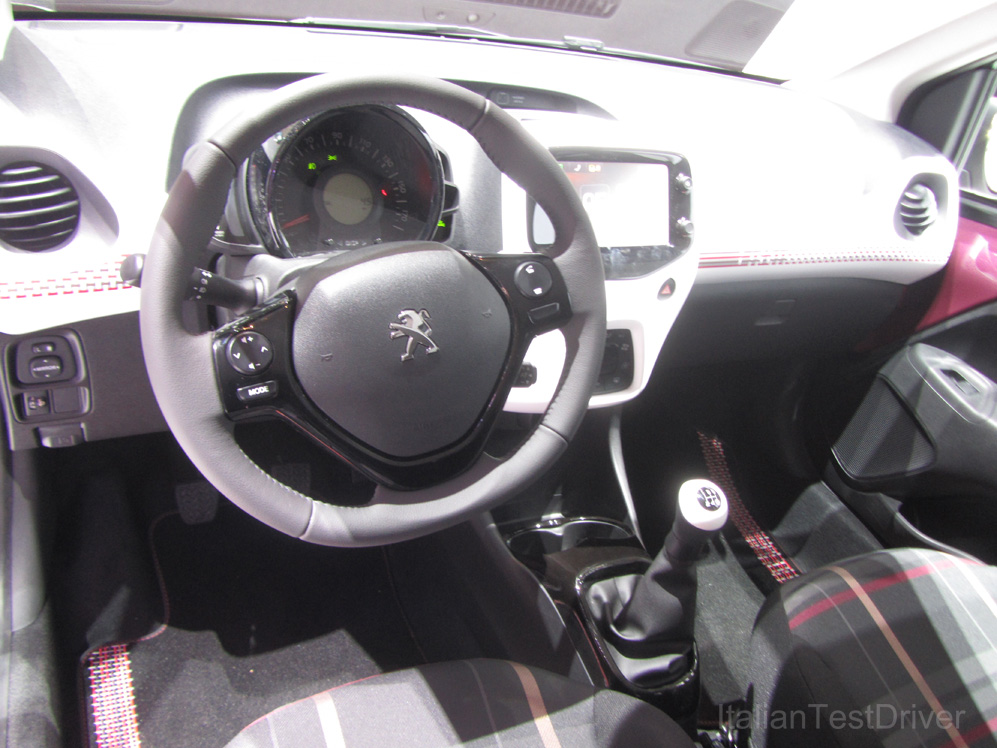 Peugeot 108 interni - Salone di Ginevra 2014 (1)