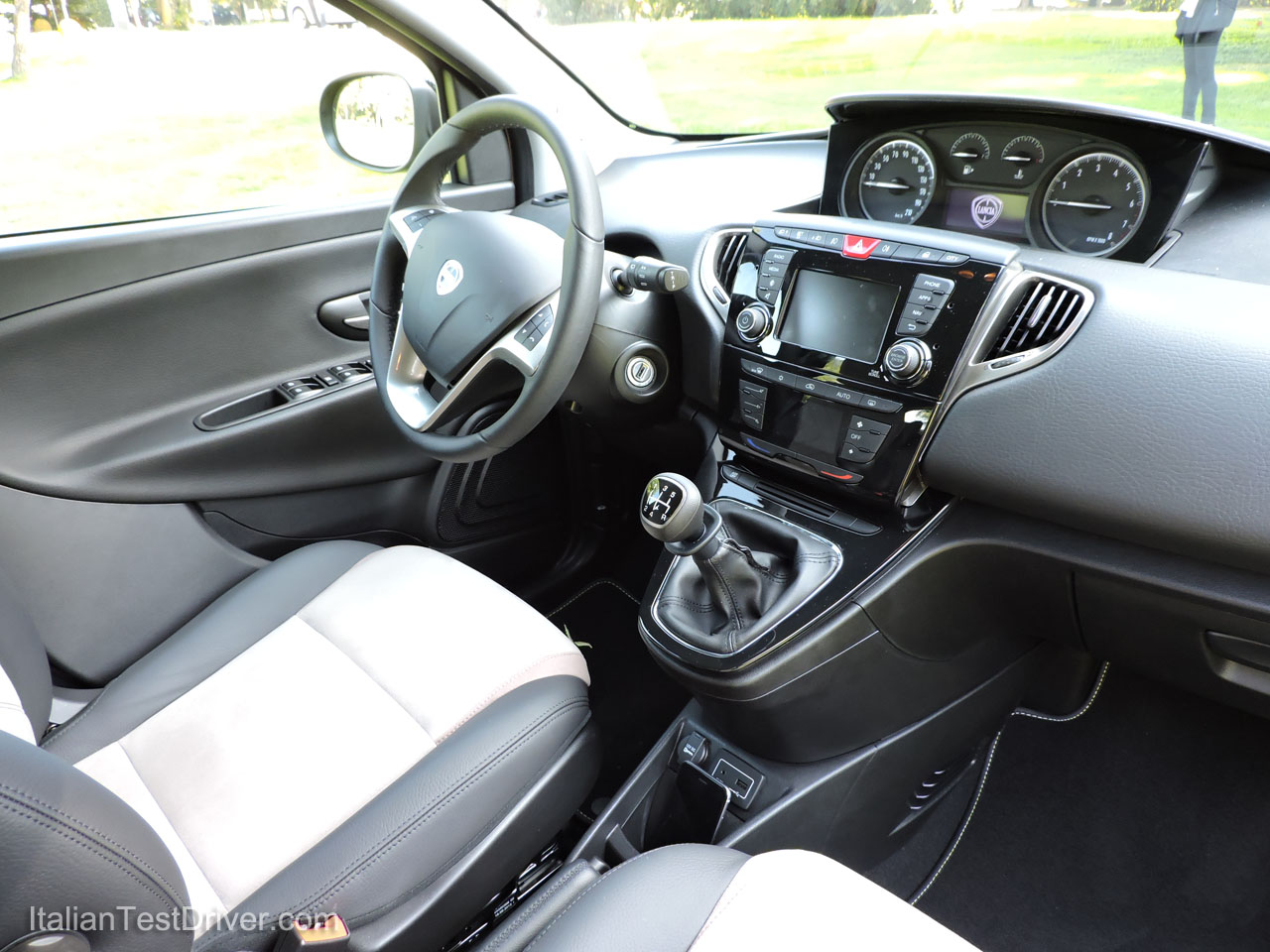 Test drive prova nuova lancia ypsilon restyling interni