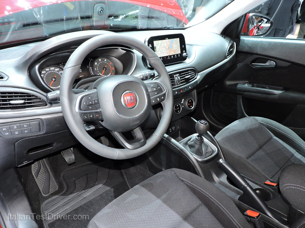 Fiat Tipo 5 porte hatch interni Salone di Ginevra 2016 (6)