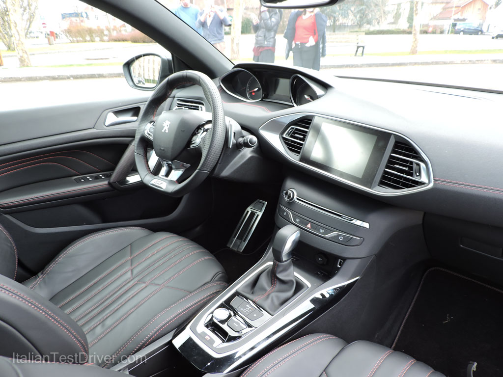 Test Drive Peugeot 308 SW GT interni