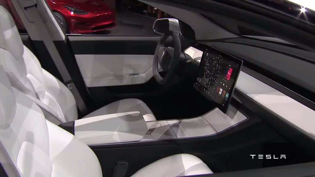 Tesla Model 3 interni (1)