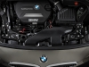 Motorraum des BMW 218d Active Tourer mit quer eingebautem Motor.