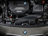 Motorraum des BMW 225i Active Tourer mit quer eingebautem Motor.