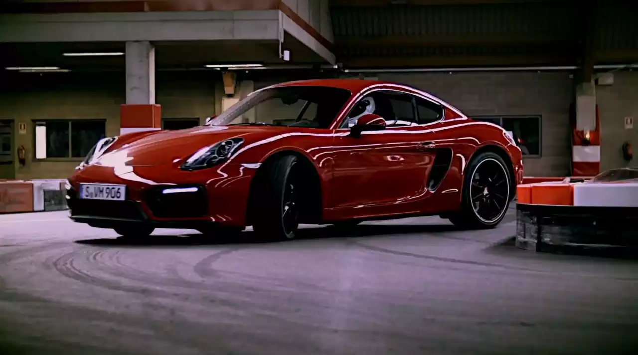 Porsche Cayman GTS: evoluzioni sulla pista di kart