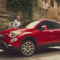 Fiat 500X: lo spot della “pillola blu”