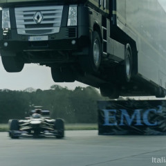 Video: il camion salta sulla monoposto Lotus