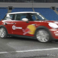 Record del mondo parcheggio parallelo: soli 8 cm per parcheggiare la MINI (video)