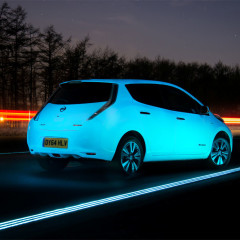 Una vettura (e una strada) fluorescenti: la Nissan Leaf in Olanda​