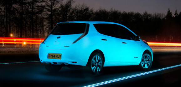 Una vettura (e una strada) fluorescenti: la Nissan Leaf in Olanda​