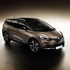 Nuova Renault Grand Scenic: 7 posti e tanto spazio. Anche ibrida